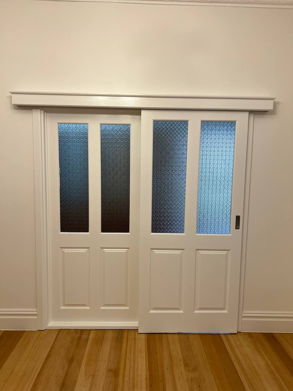 BRIMO finished clean white doors