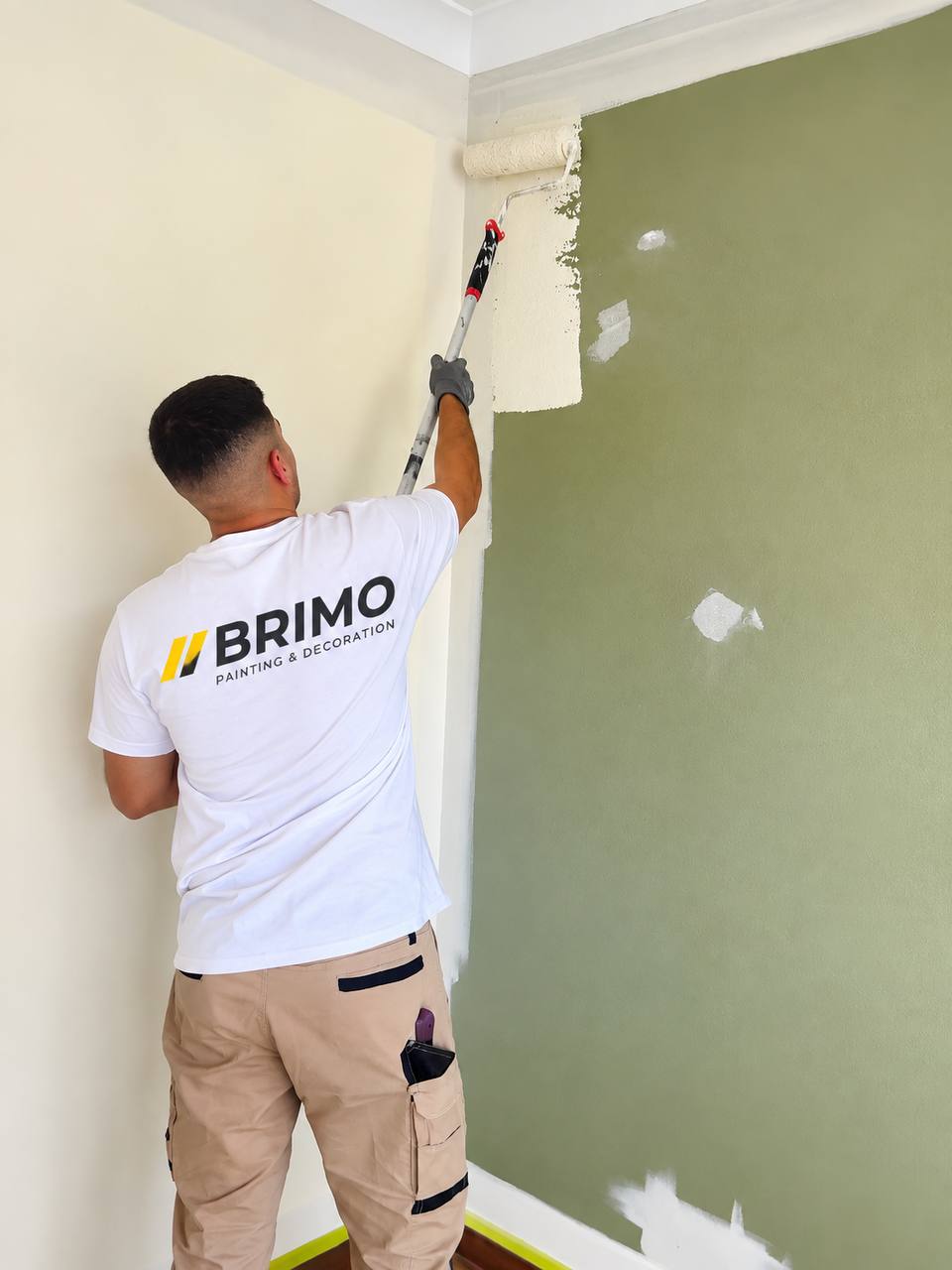 BRIMO painter applying a fresh interior wall finish